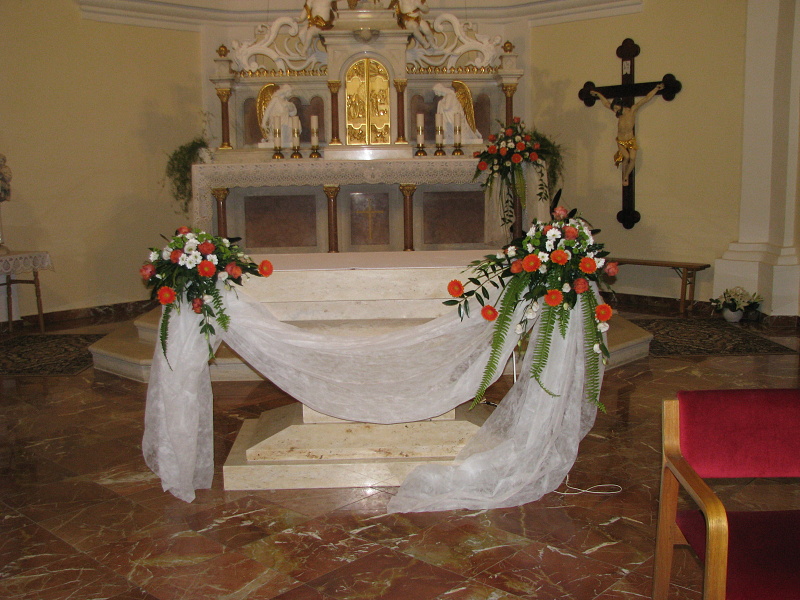 svatba v kapli sv. Antonína 2013 růže, gerbery, eustomy
