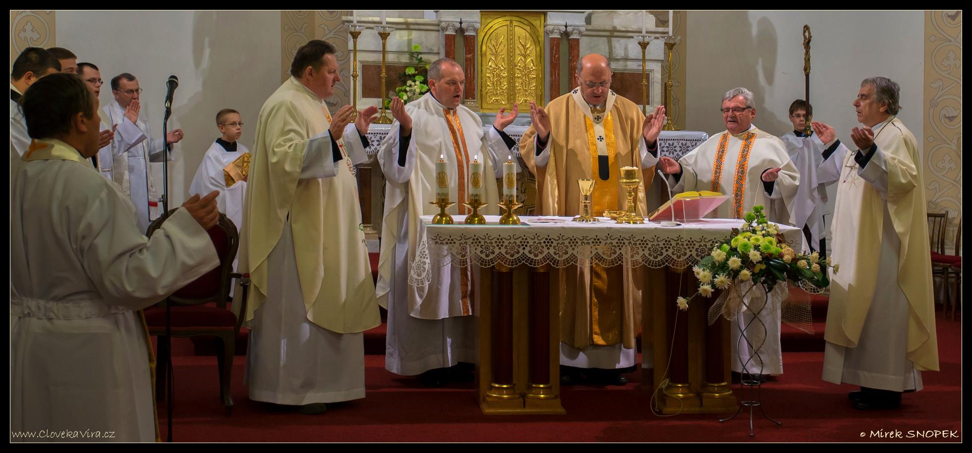 Kněží se modlili za vlastní posvěcení a s věřícími vzpomínali na P. Šuránka